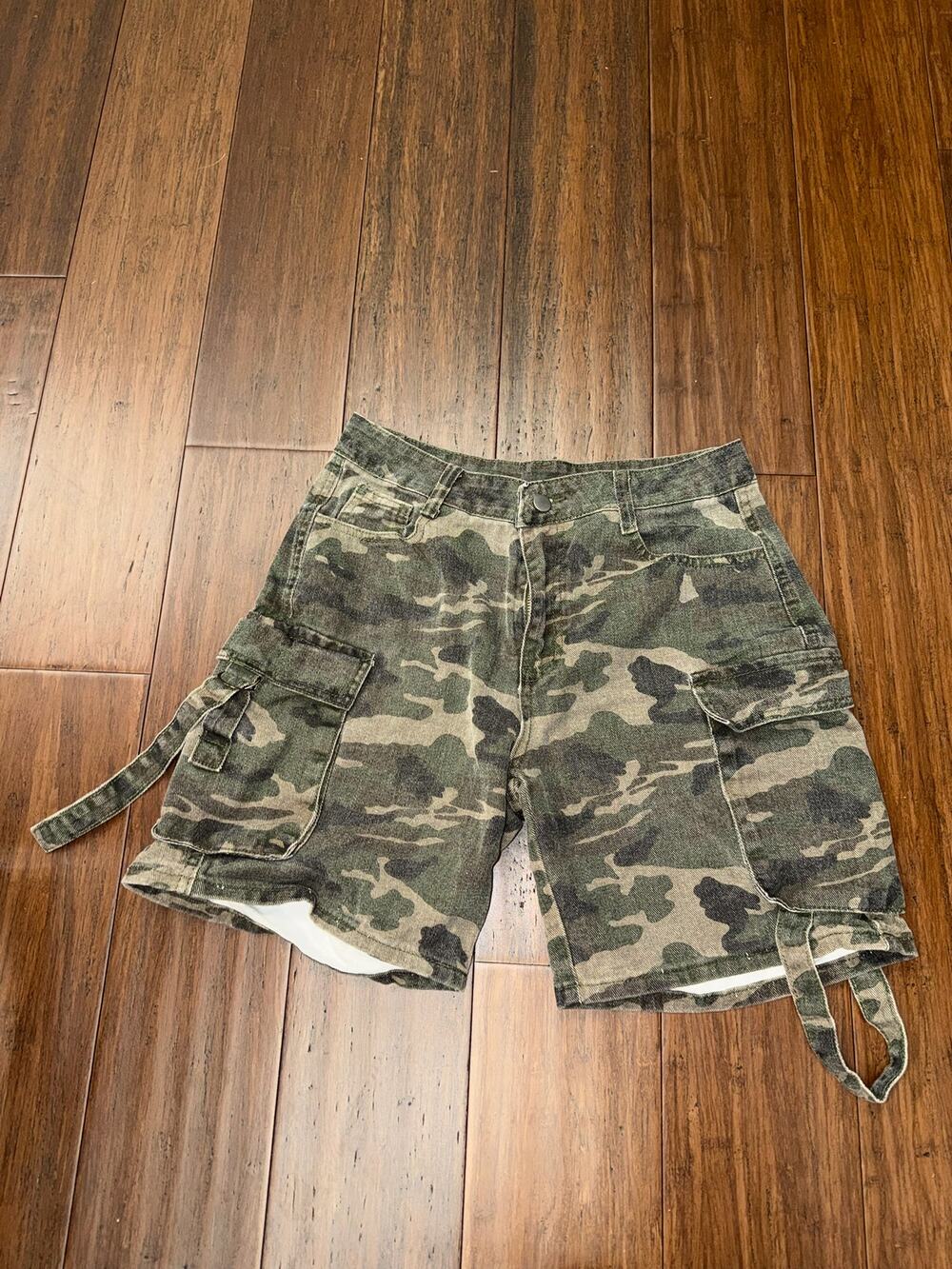 men's distressed camouflage denim cargo shorts Men’s Medium